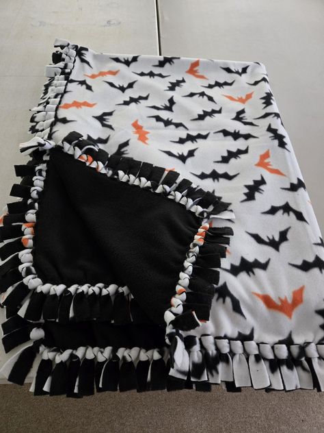 Fleece Blanket Ideas Sewing, Handmade Blankets Diy, Cute Tie Blankets, Couple Blanket Diy, Halloween Tie Blankets, Cute Tie Blankets Ideas, Tie Blanket Ideas, Dorm Activities, Tie Blankets Fleece