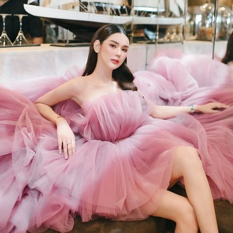 Studio Gown Photoshoot, Vogue Poses, Barbie Closet, Rose Gold Bridesmaid Dress, Fairytale Photoshoot, Debut Photoshoot, Virtual Background, Chiffon Party Dress, Asian Bridal Dresses