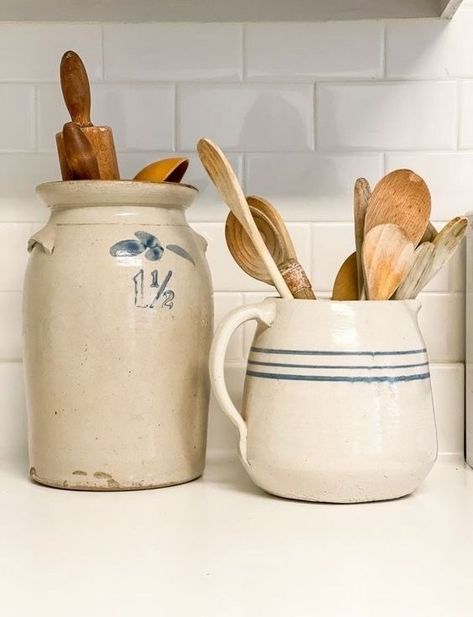 Thrifted Dishes Aesthetic, Old Kitchen Decor, Decorating Ideas For The Home Kitchen, Farm Kitchen Ideas Farmhouse Style, Thrifted Kitchen Decor, Baking Organization Ideas, Small Home Storage Ideas, Small Apartment Organization Ideas, Small Cozy Kitchen