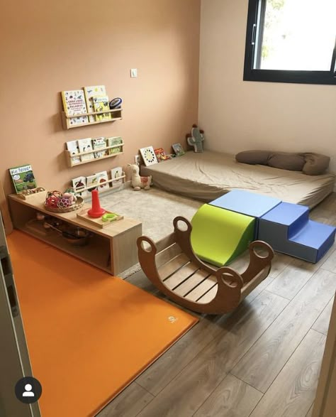 Minimalist Montessori Bedroom, Montessori Infant Playroom, Baby Playroom Ideas Small Spaces, Infant Play Area In Living Room, Montessori Nursery Infant Room, Toddler Room Montessori, One Year Old Classroom, Montessori Living Room, Baby Room Montessori