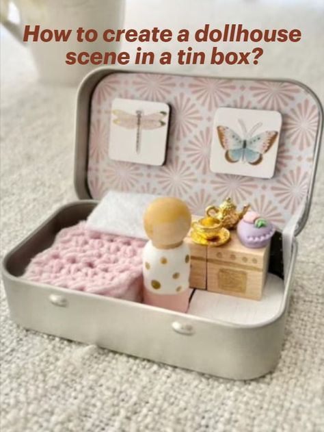 dollhouse in a tin box Altoid Tin Doll, Mint Tin Dollhouse, Tin Box Dollhouse, Altoid Dollhouse, Altoid Box Ideas, Altoid Tin Ideas Miniatures, Altoid Tin Ideas Diy, Peg Doll House, Tin Box Crafts