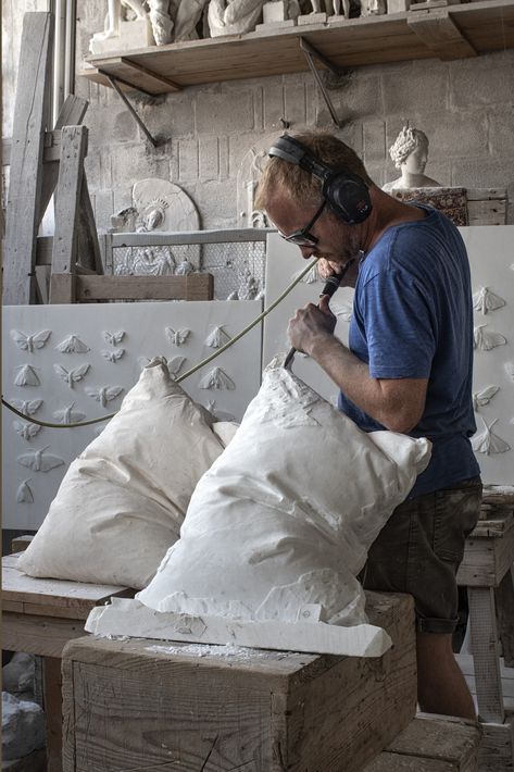 Artist Håkon Anton Fagerås uses a pneumatic hammer and other carving tools to transform blocks of marble into large white pillows. He is able to recreate the look of a pillow that is so realistic, one may be tempted to put their head down on it to sleep. #art #sculpture #marbleart Norwegian Artist, Marble Pillow, Barbara Hepworth, Sense Of Sight, Richard Serra, Antony Gormley, Henry Moore, Beautiful Symbols, Louise Bourgeois