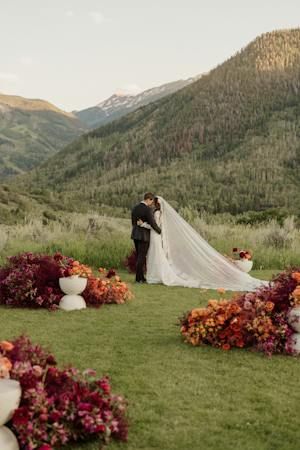 Step Into This Modern Americana Wedding at Patak Ranch - Snowmass, Colorado | 25 more photos on PartySlate Americana Wedding, Paper Forest, Snowmass Colorado, Outdoor Rehearsal Dinner, Modern Americana, Baby Shower Venues, Birthday Venues, Outdoor Baby Shower, Real Weddings Photos