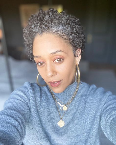 Silver Curly Hair Natural Curls, Grey Hair Looks, Grey Curly Hair, Tapered Natural Hair, Natural Hair Short Cuts, Grey Hair Inspiration, Beautiful Gray Hair, Hair Extension Clips, Natural Gray Hair