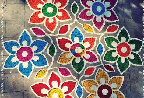 Oil Paint Rangoli, Paint Rangoli Designs, Paint Rangoli Designs On Floor, Paint Rangoli, Diwali Games, Rangoli Painting, Diwali Activities, Flower Print Pattern, Rangoli Colours