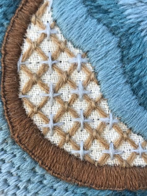 Trellis Pattern Design, Inspirational Embroidery, Bordado Jacobean, Couching Stitch, Jacobean Embroidery, Crewel Embroidery Patterns, Feather Stitch, Sampler Quilts, Herringbone Stitch