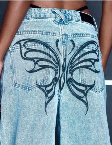 Diy Painted Pants, Jean Designs Diy, Painted White Jeans, Diy Jeans Refashion, Painted Denim Jeans, Jeans Refashion, Recycled Outfits, Painted Shorts, Painted Clothes Diy