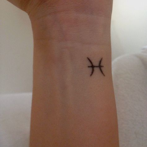 Pisces Tattoo on wrist! Pisces Tattoo Wrist, Pisces Tattoo Neck, Pisces Wrist Tattoo, Pisces Tattoo Designs, Cousin Tattoos, Pisces Tattoo, Horoscope Tattoos, Pisces Tattoos, Shape Tattoo