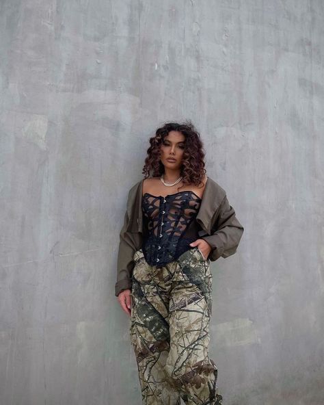 PrettyLittleThing on Instagram: “OUTFIT ON 🔒Can't deal with this Cargos & Corset combo 🥵🔥@knvvs in The Black Textured Mesh Ribbon Corset & Khaki Abstract Camo Wide Leg…” Camo Wide Leg Pants Outfit, Camouflage Wide Leg Cargo Pants, Combat Trousers Women Outfit, Cargo Trousers Outfit, Trousers Women Outfit, Concerts Outfits, Ribbon Corset, Wide Leg Pants Outfit, Festival Inspo