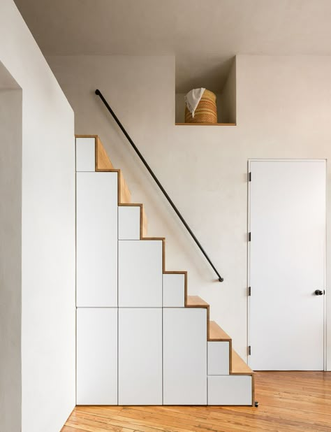 Tiny House Stairs, Diy Staircase, Staircase Storage, Loft Stairs, Gramercy Park, Attic Stairs, Manhattan Apartment, Staircase Decor, Stair Case