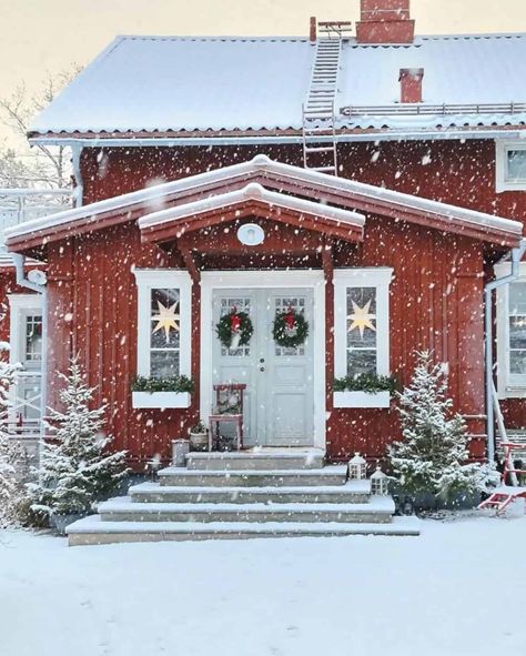 Have A Magical Christmas: 80 Decorating Ideas For Holiday Cheer Scandi Christmas, Cabin Christmas, Swedish Christmas, Nordic Christmas, Beautiful Christmas Trees, Christmas Wonderland, Red House, Gorgeous Christmas, Christmas Porch