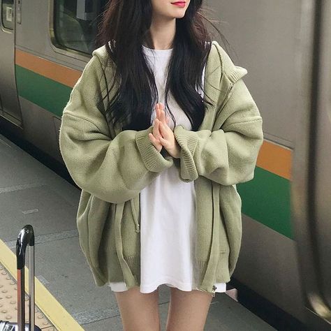 Oversized Hoodie Outfit, Woman Cardigan, Looks Pinterest, Loose Coat, Outfit Korean, Oversized Outfit, Back To College, Cardigan Outfits, Korean Girl Fashion