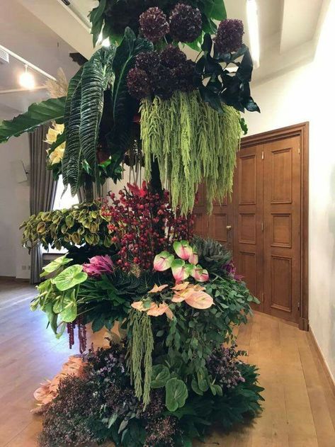 Pillar Decoration Ideas For Wedding, Tall Vase Arrangements, Pillar Decorations, Home Flower Arrangements, Floral Art Arrangements, Hotel Flowers, Floral Tree, African Plants, Altar Arrangement