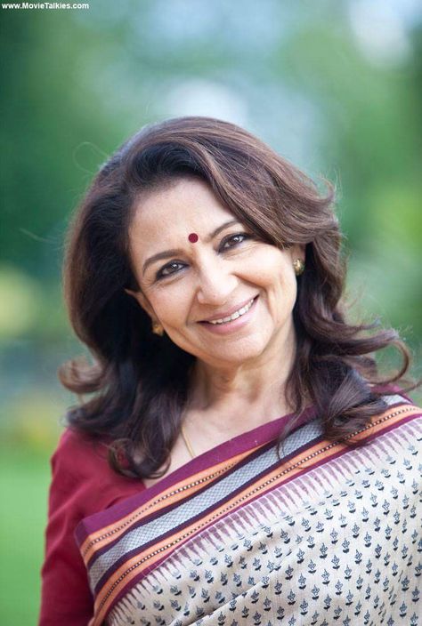 Sharmila Tagore Middle Aged Women Fashion, Street Style India, Linda Perry, Sharmila Tagore, Bollywood Retro, Sara Gilbert, Bengali Saree, Stock Market Courses, Saree Blouse Styles