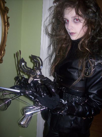 Edward Scissorhands cosplay Edward Scissorhands Gloves, Edward Scissorhands Makeup, Edward Scissorhands Halloween Costume, Tim Burton Costumes, Edward Scissorhands Costume, Coraline Halloween Costume, Cosplay Couple, Movie Halloween Costume, Celebrity Halloween Costumes