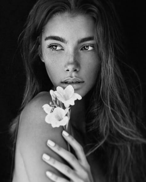 Studio Black And White Photography, Flower Shoot Photoshoot, Black And White Model Photography, Aesthetic Self Portrait Ideas, Portrait Shoot Ideas, Flower Portrait Photography, Black And White Photo Ideas, Portraits With Flowers, Fashion Photography Black And White