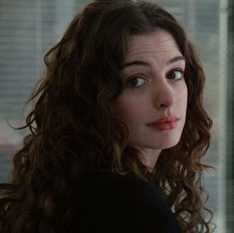 My Celebrity Vibe, Curly Hair Movie Characters, Anna Hatteway, Anne Hathaway Eyes, How Pinterest Sees Me Celebrity, Anne Hathaway Aesthetic Icon, Young Anne Hathaway, Anne Hathaway Characters, Anne Hathaway Aesthetic