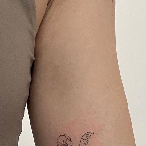 Jordan ✹ Pittsburgh Fine Line Tattoo Artist on Instagram: "Minimal flowers 🫶 #tattoo #finelinetattoo #finelineflowertattoo #flowertattoo #pittsburghtattooartist #tattooapprentice #finelinepittsburghtattoo #minimaltattoo" Pittsburgh Tattoo, Fine Line Tattoo, Tattoo Apprentice, Flowers Tattoo, Line Tattoo, Fine Line Tattoos, Line Tattoos, Minimal Tattoo, Fine Line