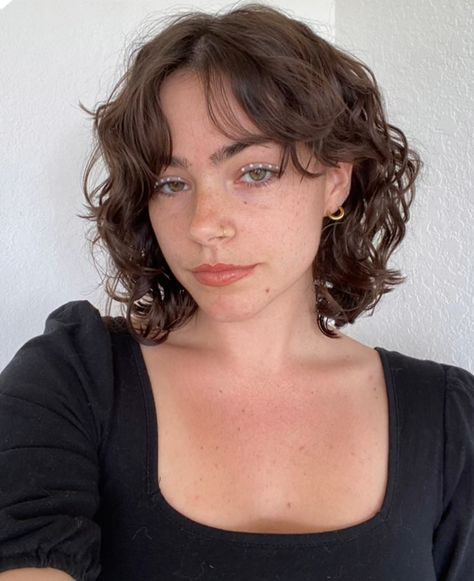 Short Curly Shag, Rapunzel Short Hair, Wavy Hair 2b, Curly Shag, Curly Shag Haircut, Short Wavy Haircuts, Chin Length Haircuts, Curly Hair Photos, Curly Hair Types