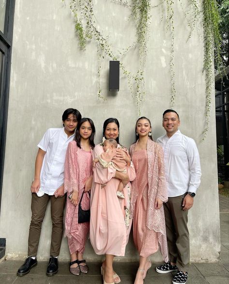 Eid Outfits Ideas, Lebaran Outfit, Family Photoshoot Outfits, Eid Outfits, Family Photo Pose, Mommy And Son, Stylish Party Dresses, Photoshoot Outfits, Family Outfits