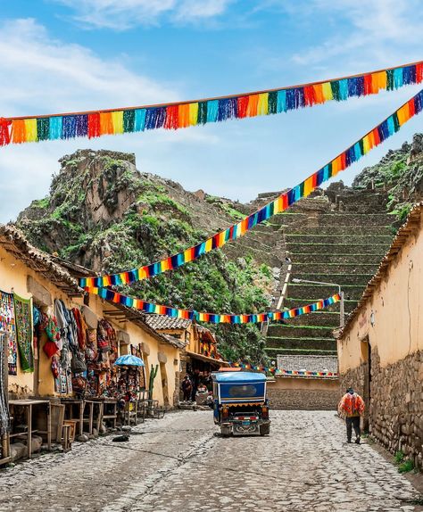 AFAR on Instagram: “Ollantaytambo, Peru is the last enduring example of a Pre-Columbian city. Its namesake archaeological site is one of the best examples of…” Uros Islands Peru, Peru City, Peru Travel Photography, Peru Jungle, Ollantaytambo Peru, Sacred Valley Peru, Cusco Peru, Sacred Valley, Archaeological Site