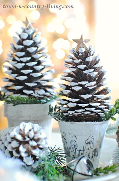 The Ultimate Collection of Farmhouse PINECONE DIYs & Ideas - The Cottage Market Pine Cone Diy, Ideas Decoracion Navidad, Cones Diy, Pine Cone Christmas, Pinecone Crafts Christmas, Săpunuri Handmade, Pine Cone Christmas Tree, Diy Pinecone, Cone Christmas Trees