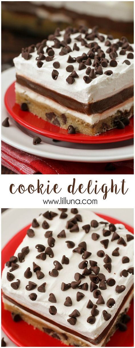 Cookie Delight - A delicious and cool layered dessert with a cookie base, cream cheese and pudding layer all topped off with Cool Whip and mini Chocolate Chips. AMAZING! { lilluna.com } Cookie Delight, Desserts Nutella, Smores Dessert, Dessert Oreo, Layered Dessert, Cookie Base, Brownie Desserts, Layered Desserts, Chocolate Delight