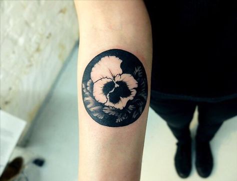 tattoo Circular Tattoo Designs, Pansy Tattoo, Circular Tattoo, Negative Space Tattoo, Tattoos Pinterest, Tats Ideas, Tattoo Zeichnungen, Ornamental Tattoo, Space Tattoo