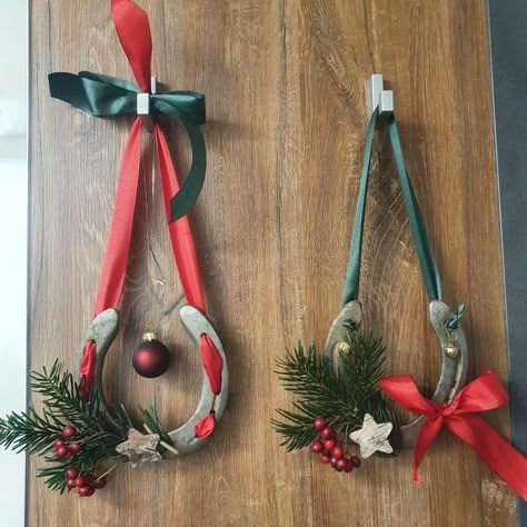 Horse Christmas Decorations, Christmas Horseshoe Crafts, Horseshoe Christmas Decorations, Horseshoe Crafts Diy, Western Christmas Decorations, Stall Decorations, Horse Shoe Ideas, Horseshoe Gifts, Horseshoe Ideas