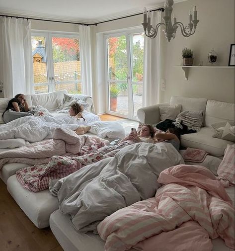 Big Sleepover Aesthetic, Girly Sleepover, Girly Activities, Activities With Friends, Summer Moments, Friends Adventures, Cheer Poses, Fun Sleepover Ideas, Girl Code