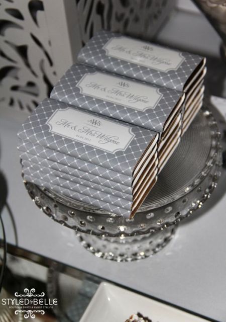 Classy silver chocolate bar favors.  See more chocolate bar wedding favors and party ideas at www.one-stop-party-ideas.com Chocolate Bar Party Favors, Crafty Wedding Ideas, Country Chic Wedding Invitations, Chocolate Bar Wedding, Crafty Wedding, Chocolate Bar Favors, Ideas Fiesta, Chocolate Wedding Favors, Edible Wedding Favors