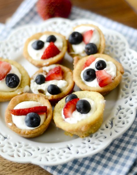 These adorable mini fruit pizzas are made with sugar cookie dough and they get filled with a flavorful cheesecake filling that is also easy to customize. Fruit Pizza Cups, Patriotic Fruit Pizza, Fruit Pizza Frosting, Fruit Pizza Bar, Fruit Pizzas, Fruit Pizza Designs, Fruit Pizza Sugar Cookie Recipe, Fruit Pizza Crust, Fruit Sugar Cookies