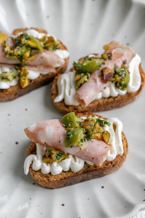 Best Crostini Recipes, Cold Crostini Appetizers, Italian Small Bites, Fancy Italian Appetizers, Tapenade Recipe Appetizers, Mini Bruschetta Appetizers, Italian Entrees Appetizers, Guest Breakfast Ideas, Fine Dining Food Plating