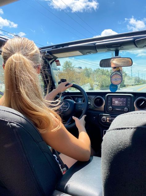 beach picture Inso, instagram, vsco, summer Cute Car Pictures, 22 Aesthetic, Woman Driving, 1st Car, Beach Jeep, Pink Jeep, Jeep Wave, Girl Car, Beach Cars