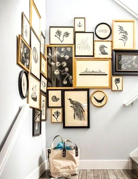 Apartment Artwork, Diy Small Apartment, Stairway Decorating, Artwork Decor, Stair Case, Framed Pictures, Small Apartment Living Room, Small Apartment Decorating, Small Room Design