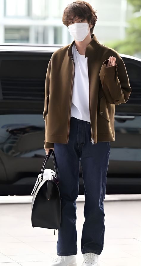 Jin Style Outfit, Kim Taehyung Outfit Inspiration, Jin Inspired Outfits, Namjoon Outfit, Jin Outfits, Jin Outfit, Jin Fashion, Long Brown Coat, Airplane Style