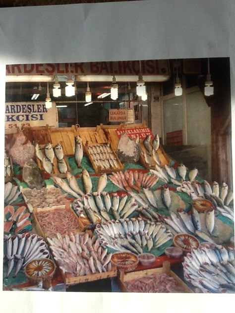 Display design at its finest from a fish monger Fish Monger Shop, Fish Shop Aesthetic, Fish Market Aesthetic, Fish Display, Monoprint Art, Pelagic Fish, Fish Monger, Fish Store, Fish Stand