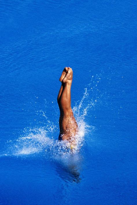 Diving Into Water Drawing, Woman Diving, Springboard Diving, Olympic Diving, High Diving, Scuba Diving Tank, Diving Springboard, Fisher Woman, Swimming Underwater