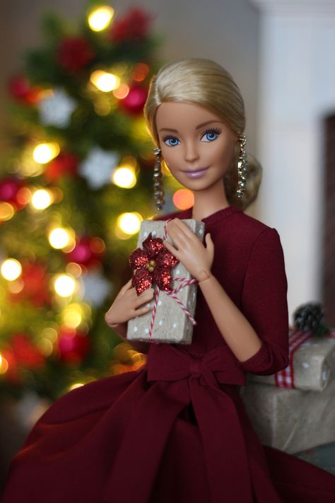 Christmas Barbie Dolls, Barbie Tumblr, Barbie Christmas, Barbies Pics, Barbie Sets, Barbie Diorama, Barbie Fashionista Dolls, Barbie Barbie, Christmas Barbie