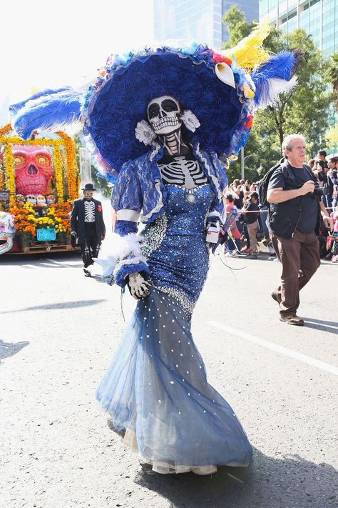 30 Photos from Mexico City's Bond-Inspired Day of the Dead Celebration Day Of Dead Costume, Catrina Costume, Mexico Day Of The Dead, Den Mrtvých, Day Of The Dead Party, Dead Makeup, Day Of Dead, Day Of The Dead Art, Sugar Skull Makeup