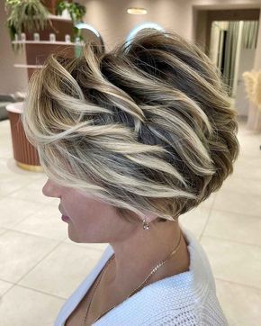 Hottest Haircuts, Short Hair Highlights, Chunky Highlights, Hot Haircuts, Layered Bob Haircuts, Bob Hairstyles For Thick, Silver Highlights, Latest Short Hairstyles, Short Layered Haircuts