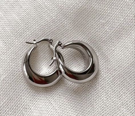 90s Silver Jewelry, Vintage Jewelry Silver, Silver Vintage Jewelry, Silver Hoops Aesthetic, Aros Aesthetic, Cute Silver Jewelry, Silver Earrings Aesthetic, Sign Aesthetic, Small Silver Hoop Earrings