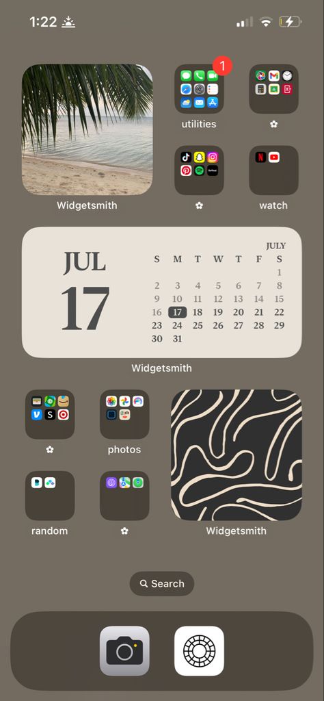 Iphone Home Screen Inspo Aesthetic, Home Screen Inspo Iphone Simple, Organiser Son Telephone, Iphone Home Screen Layout Organized Simple, I Phone Set Up Ideas, I Phone Home Screen Organization, Clean Homescreen Layout, Ios 17 Home Screen Ideas Aesthetic, What’s On My Iphone Aesthetic