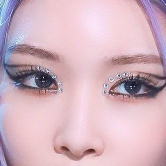 Simple Kpop Make Up, Make Up Looks Concert, Kpop Makeup Gems, Asian Eye Makeup Glitter, Chungha Eye Makeup, Kpop Stage Makeup Look, Graphic Liner Asian Eyes, Blackpink Makeup Concert, Kpop Concert Eye Makeup