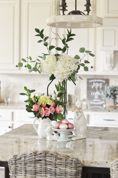 Simple Easter Decor, Easter Inspiration Decor, Easter Kitchen Decor, Spring Kitchen Decor, Farmhouse Easter Decor, Easter Table Settings, Kitchen Island Decor, Easter Parade, Easter Inspiration