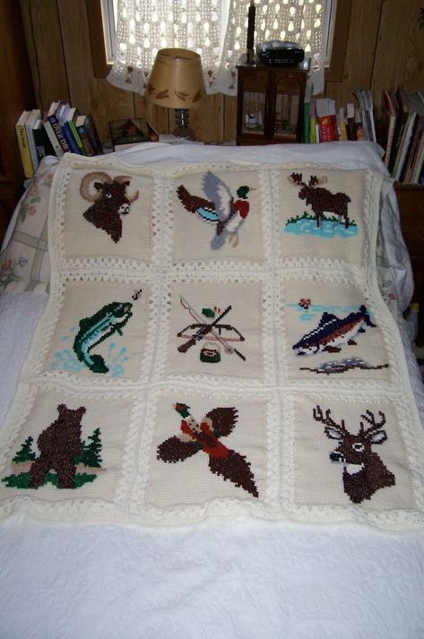 Crochet Hunting Afghan Moose Blanket, Crochet Quilts, Beginner Crochet Blanket, C2c Afghan, Crochet Blanket Ideas, Crochet Moose, Deer Crochet, Crocheted Afghans, Crochet Rugs