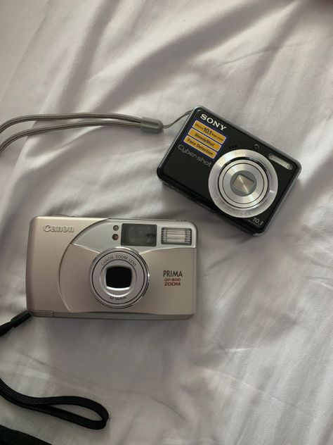 Couple Film Camera, Camera Film Roll Aesthetic, Film Roll Aesthetic, Film Camera Drawing, Film Camera Tattoo, Digi Camera, Film Camera Photography, Cute Camera, Retro Gadgets