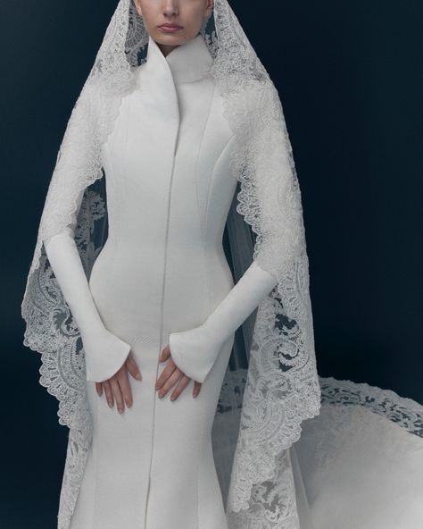 Ashi Studio Bridal (@ashistudiobridal) • Photos et vidéos Instagram Ashi Studio Bridal, Goth Bride, Ashi Studio, Nikah Dress, Bridal Styling, Wedding Dress Outfit, Lace Veil, Perfect Bride, Dresses Classy