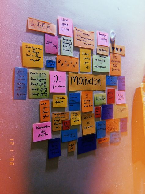 How To Stick Posters On A Wall, Sticky Notes Ideas Wall, Study Wall Decor Ideas, Sticky Notes Ideas Wall Bedroom, Stick Notes Ideas Wall, Wall Writing Decor Quotes, Sticky Notes Wall Decor, Sticky Note Decor, Sticky Notes Ideas