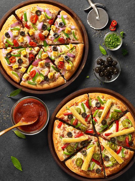 New look for Pizza Hut India menus. Italian Food Photography, Pizza Vegana, Veg Pizza, Pizza Fritta, Pizza Roll, Pizza Menu, Bistro Food, Pizza Margherita, Food Menu Design